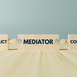 Mediation (Mediasi) adalah proses penyelesaian sengketa sukarela melalui perundingan yang dibantu oleh pihak ketiga netral (mediator) untuk mencapai kesepakatan win-win solution. Ini merupakan alternatif di luar pengadilan yang lebih cepat, efisien, dan bersifat rahasia, diatur oleh Peraturan Mahkamah Agung (Perma) Nomor 1 Tahun 2016. Berikut adalah poin-poin penting mengenai mediasi: Peran Mediator: Mediator bertindak sebagai fasilitator netral yang membantu merumuskan kesepakatan, namun tidak memiliki wewenang untuk mengambil keputusan (tidak seperti hakim). Keunggulan: Mediasi bertujuan mengurangi penumpukan perkara di pengadilan, biaya lebih terjangkau, dan hasilnya cenderung memuaskan kedua belah pihak. Prosedur Pengadilan: Dalam hukum perdata di Indonesia, mediasi merupakan tahap wajib awal sebelum pemeriksaan pokok perkara di pengadilan. Jenis Mediasi: Mediasi dapat dilakukan di dalam pengadilan (litigasi) maupun di luar pengadilan (non-litigasi). Lembaga seperti Pusat Mediasi Nasional (PMN) menyediakan mediator profesional untuk berbagai perselisihan, termasuk bisnis dan perdata
