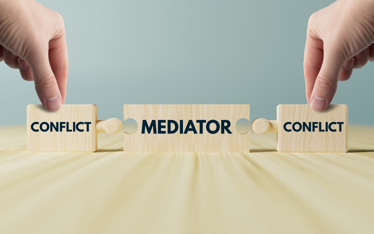 Mediation (Mediasi) adalah proses penyelesaian sengketa sukarela melalui perundingan yang dibantu oleh pihak ketiga netral (mediator) untuk mencapai kesepakatan win-win solution. Ini merupakan alternatif di luar pengadilan yang lebih cepat, efisien, dan bersifat rahasia, diatur oleh Peraturan Mahkamah Agung (Perma) Nomor 1 Tahun 2016. Berikut adalah poin-poin penting mengenai mediasi: Peran Mediator: Mediator bertindak sebagai fasilitator netral yang membantu merumuskan kesepakatan, namun tidak memiliki wewenang untuk mengambil keputusan (tidak seperti hakim). Keunggulan: Mediasi bertujuan mengurangi penumpukan perkara di pengadilan, biaya lebih terjangkau, dan hasilnya cenderung memuaskan kedua belah pihak. Prosedur Pengadilan: Dalam hukum perdata di Indonesia, mediasi merupakan tahap wajib awal sebelum pemeriksaan pokok perkara di pengadilan. Jenis Mediasi: Mediasi dapat dilakukan di dalam pengadilan (litigasi) maupun di luar pengadilan (non-litigasi). Lembaga seperti Pusat Mediasi Nasional (PMN) menyediakan mediator profesional untuk berbagai perselisihan, termasuk bisnis dan perdata
